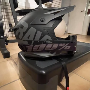 Crosshjälm raven grå - Crosshjälm från raven med ”glasögon” till. Glaset skyddar mot sol ljus. Hjälmen användes här och där i ungefär ett år men har aldrig varit med om någon olycka. Storlek M. 