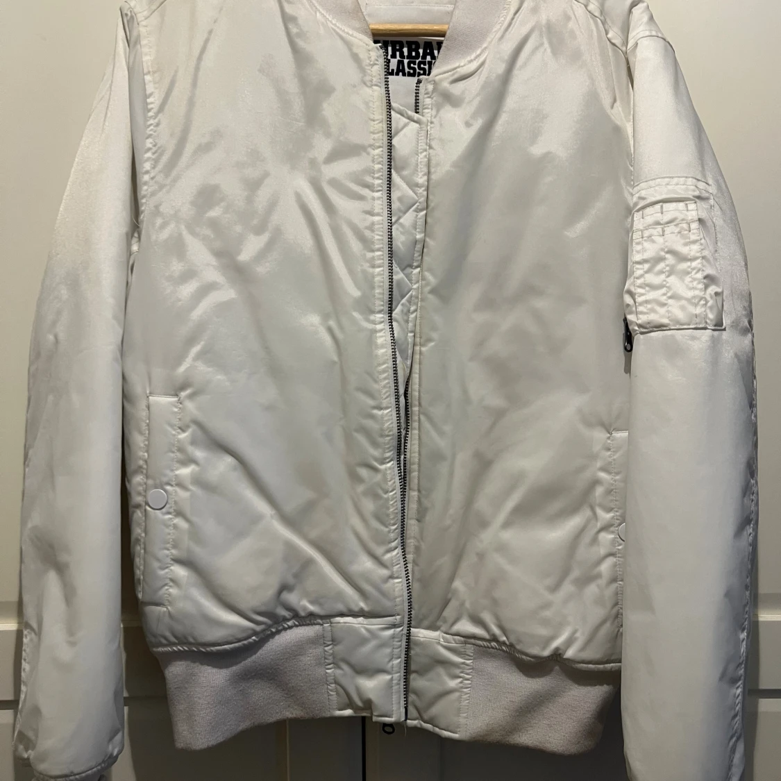 Vit bomberjacka Urban Classics