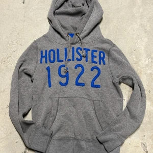 Hollister hoodie  - Säljer nu denna extremt eftertraktade och sällsynta hollister hoodie! Grymt skick, inga defekter - ser exakt ut som på bilderna! Storlek S! Skriv gärna vid frågor 💬✌️