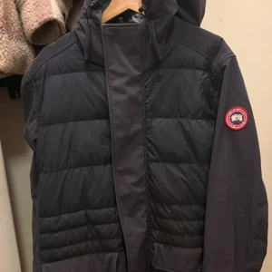 Canada goose!! - Säljer en canada goose jacka som jag köpt av en polare, fint skick säljer pga att den är för stor, den är strl L, skriv vid intresse eller om ni vill ha fler bilder. 