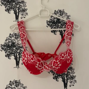 Röd bh - Superfin med detaljer! Bh-n är intimissi liknande! Det finns inga defekter alls eller är använd alls! Bh-n är i storlek 75B!🥰❤️