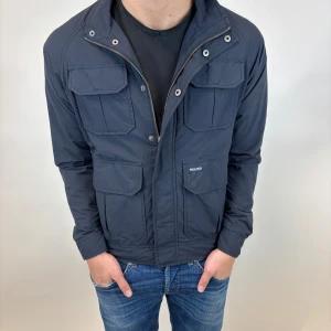 Woolrich Jacka  - Hej! Säljer nu denna väldigt snygga och eftertraktade Woolrich Fieldjacka!  Jackan är slutsåld överallt och går inte att få tag på… jackan är perfekt nu till hösten/vintern  Storlek S Ny pris: 6000 kr Säljs för: 1399 kr