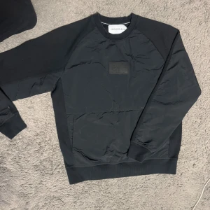 Calvin Klein vintage - Calvin Klein tjocktröja. Bra skick. Lite  märken dock. Men syns inte lika mycket i verkligheten.   Jättevarm tjocktröja inför kommande vinter. Storlek M passar dock i S skit bra. 