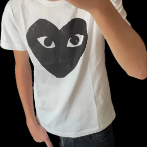 Cdg t-shirt - Tja! Säljer nu min comme des garcon T-shirt i storleken M. Använd 2 gånger. Passar dig runt 187. Vid frågor är de bara att skriva! Vid snabb affär kan ja gå ner lite! 