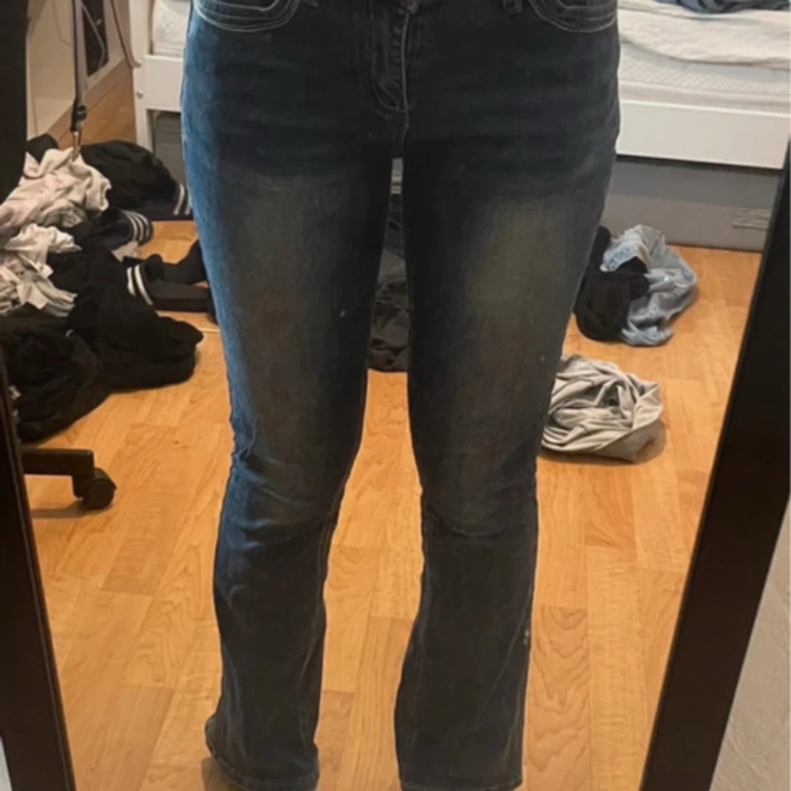 Blå bootcut jeans med broderade fickor