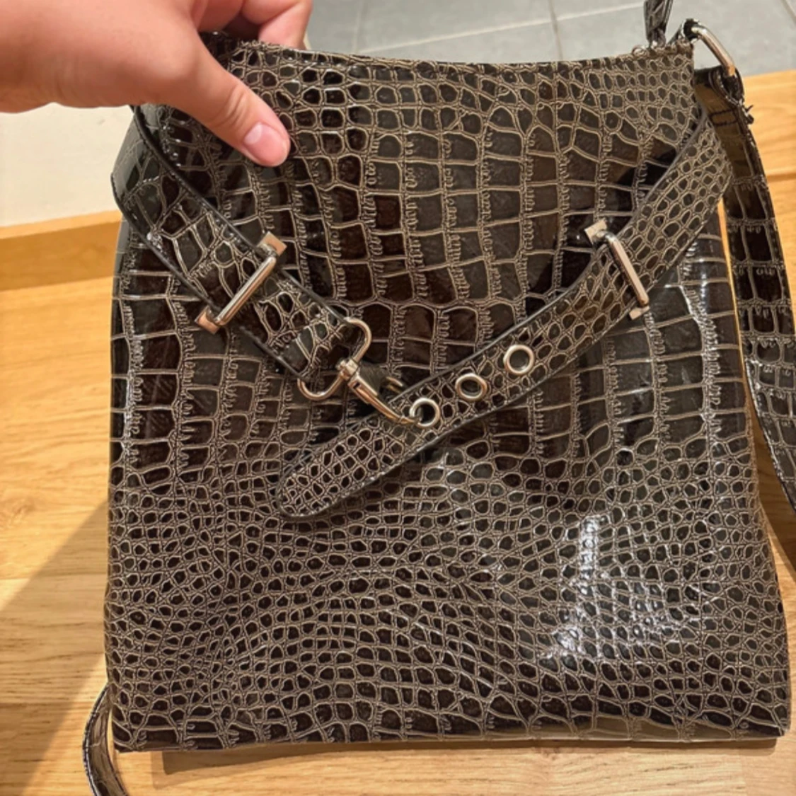 Svart axelväska i krokopräglat skinn