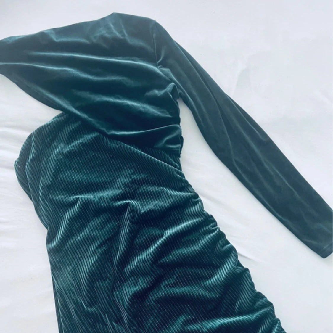 Grön asymmetrisk sammetsklänning - 3