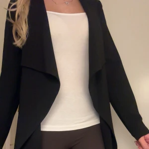 Svart trenchcoat  - En svart lång trenchcoat från Only i storlek xxs. Köptes för 600kr på Zalando. Knappt använd. Pris kan diskuteras!