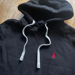 Svart hoodie från Polo Ralph Lauren - Säljer en svart Polo Ralph Lauren hoodie🙌🏻| Storlek S | Skick 10/10🔥| Skriv vid minsta fundering 💭 