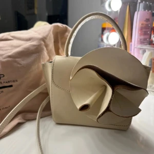ATP väska blomma - Säljer min atp väska med en blomma i beige. Påsen finns kvar💖 Tar gärna prisdiskussioner💕