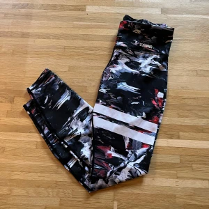 Stronger tights medium - Säljer ett par jättesnygga träningstights från Stronger i storlek medium. Knappt använda, jättefint skick! Sitter jättebra på och är inte genomskilniga. Nypris: 799 kr. Pris: 149 kr. 