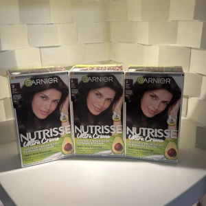 Garnier Nutrisse Ultra Creme hårfärg - Tre förpackningar Garnier Nutrisse Ultra Creme hårfärg i nyansen Deep Brown. Färgen är permanent och intensivt vårdande med 5 oljor och 100% gråhårstäckning. Vegansk formula och rik brun färg med glansig finish. Perfekt för dig som vill ha en djup och fyllig brun hårfärg.