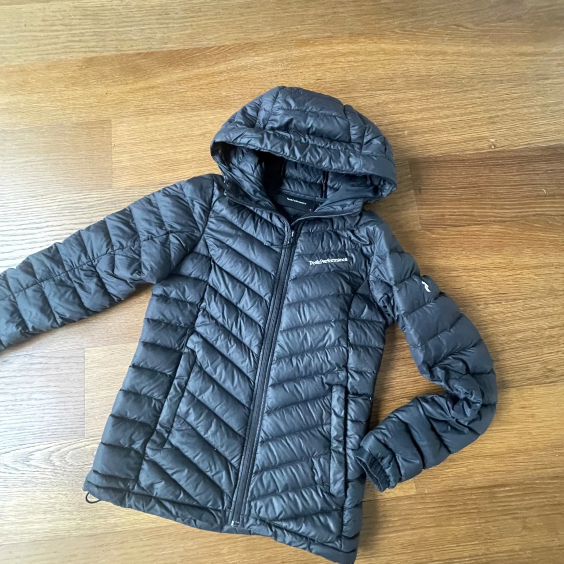 Svart dunjacka Peak Performance XS