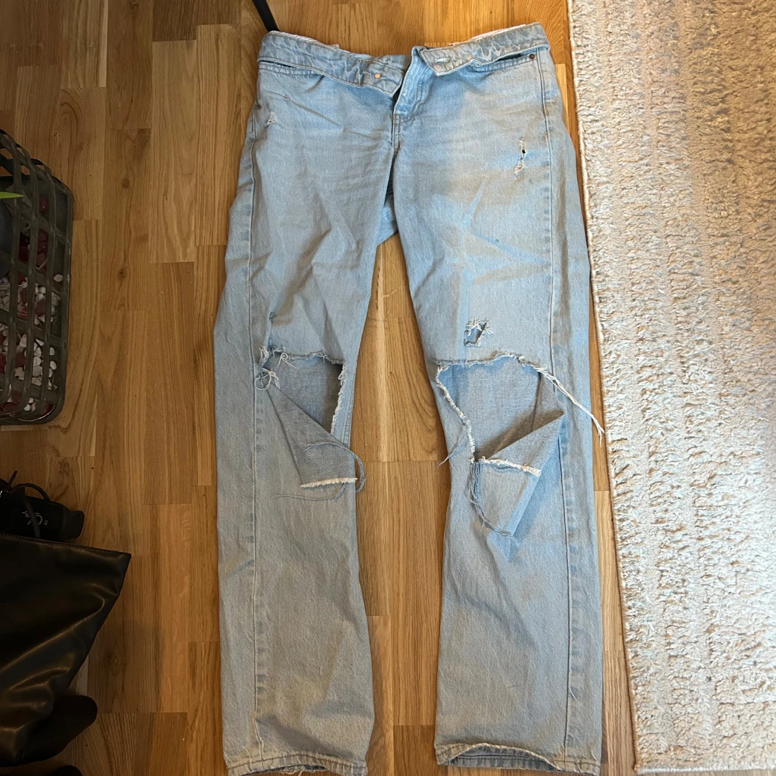 Ljusblå ripped jeans straight fit