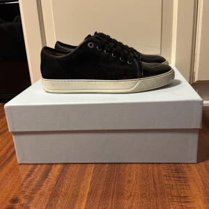 Lanvin DBB1 Patent Cap Toe - Tja! Säljer ett par sjukt snygg Lanvins DBB1 Patent Cap Toe i färgen svart med vit sula och glansig Toebox. Sjukt snygga passar både till vardag och fest. Box medföljs! Skick: 9/10 inga defekter fortfarande i fint skick. Storlek: UK 7 vilket motsvarar 41 men kan passa 42 också. Pris: 2499kr pris kan diskuteras vid snabb affär💨Kom DM vid fler bilder eller funderingar🥰