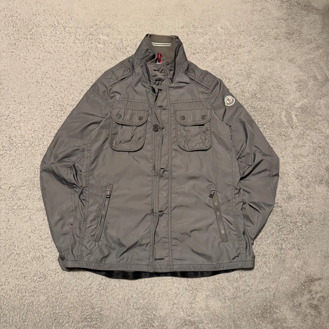 Grå vindjacka från Moncler