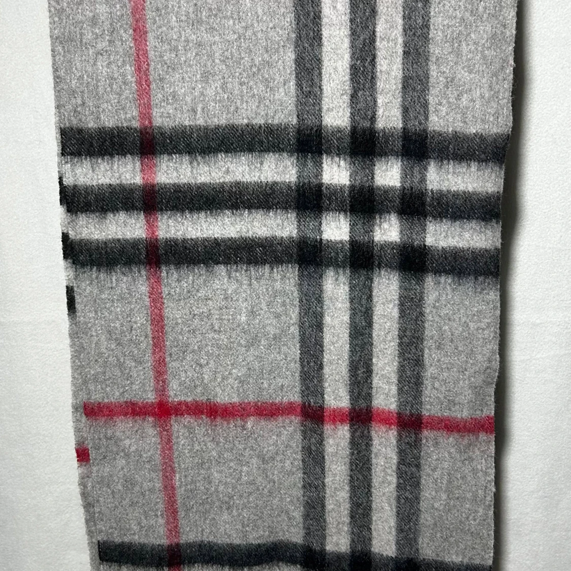 Grå Burberry halsduk