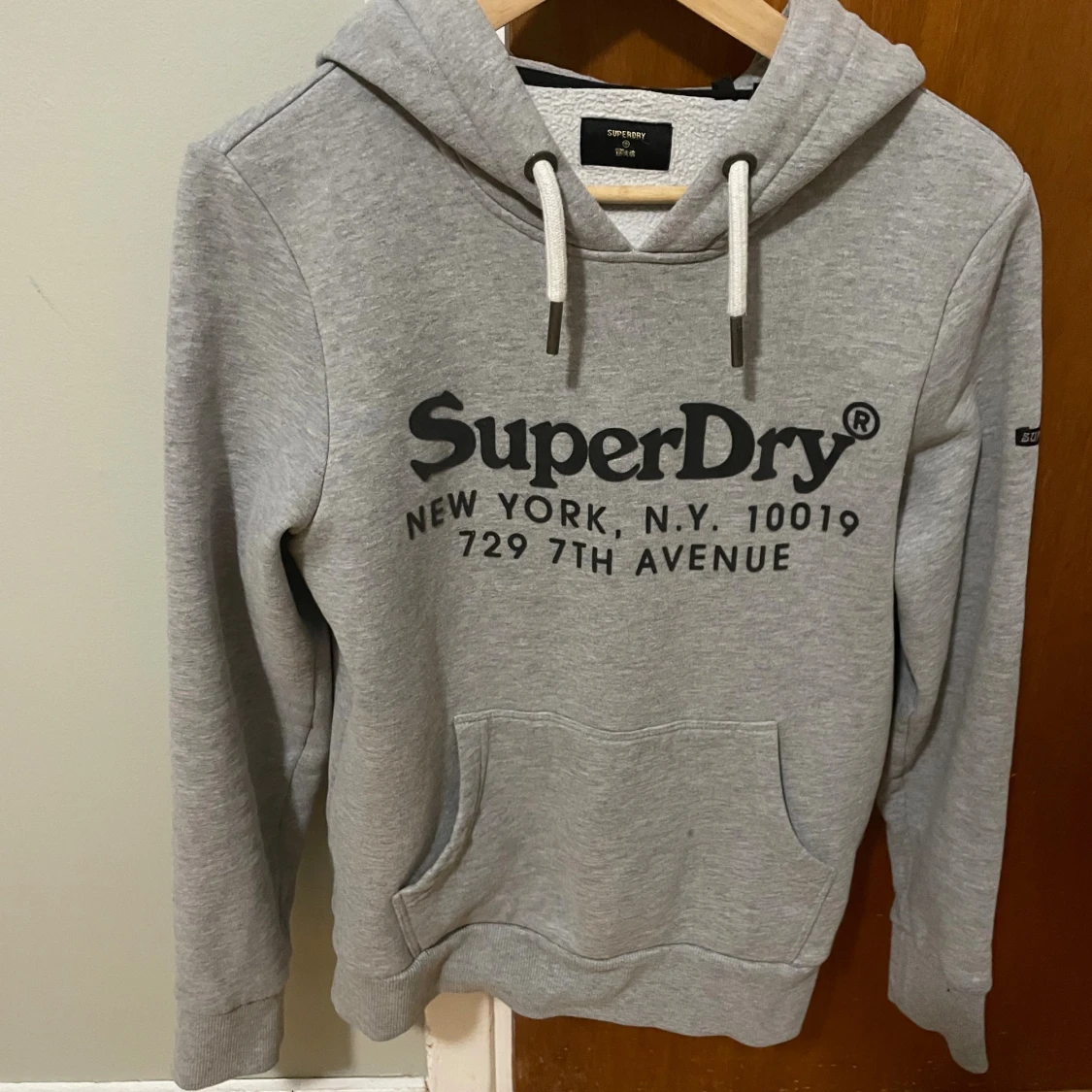 Grå hoodie från Superdry