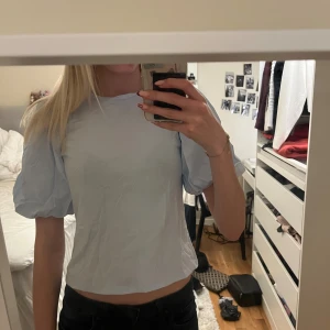 T-shirt med puffärm  - Kommer ej till användning, endast använd 1 gång normal i storlek 