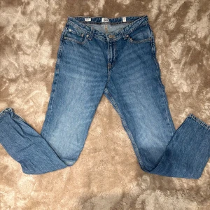 Blå jeans från Jack & Jones - Säljer ett par klassiska blå jeans från Jack & Jones, modell Regular Clark. Jeansen har fem fickor, normal passform och snygga kontrastsömmar. Perfekt för dig som gillar en enkel och tidlös stil. Passar dig som är tonåring och vill ha bekväma jeans men ändå se grisch och bäst ut på stan!✨✨🤩. Om du vill ha ett par snygga jeans slå till på dessa. Nypris 799 mitt pris 459. Helt nya! Frakt 1-2 dagar om du köper innan klockan 14 fraktar jag samma dag!🔥🤑