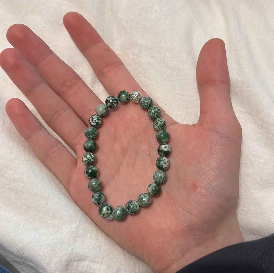 Grönt pärlarmband med silverdetalj - 2