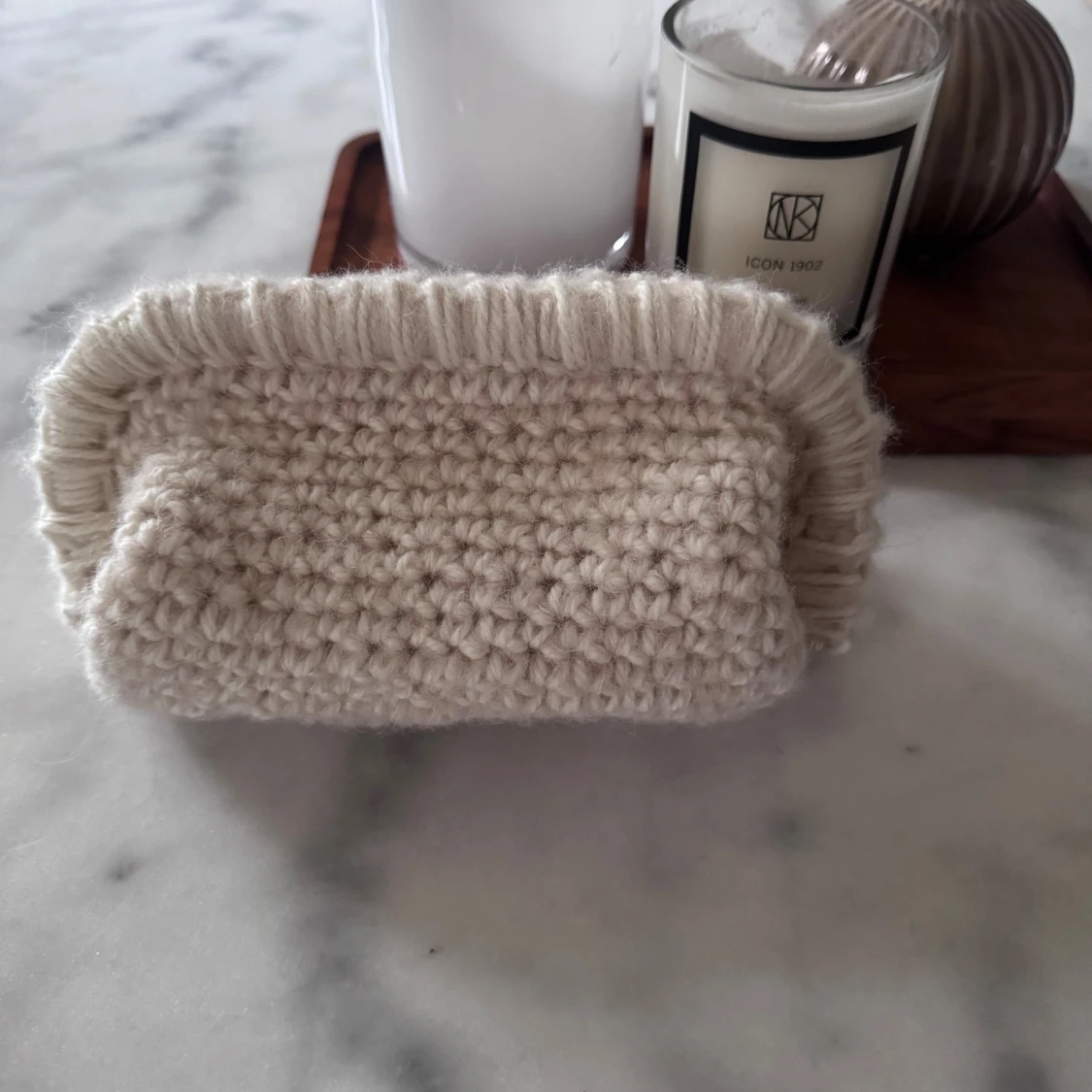 Beige handvirkad clutch  - 1