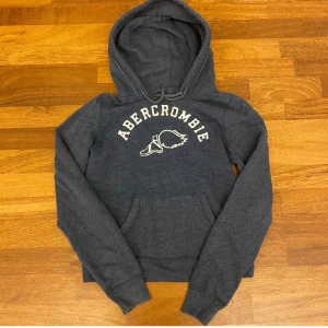 Abercrombie fitch hoodie   - Hoodie - Abercrombie fitch - Mycket bra skick - Storlekk M men sitter som XS - Mitt pris: 299kr - hör av dig vid funderingar 💫