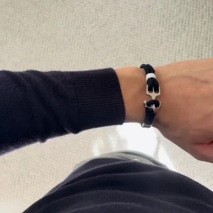Armband Ankare - Marininspirerat armband – Stil & Kvalitet från Armory  Upptäck det perfekta komplementet till din stil! Detta marinblå armband med en stilren ankardetalj kombinerar en elegant design med en avslappnad, nautisk känsla.  Ett utmärkt val för dig som vill ha en diskret men stilfull accessoar eller en uppskattad present till någon speciell.  Hör av dig vid frågor / armory 