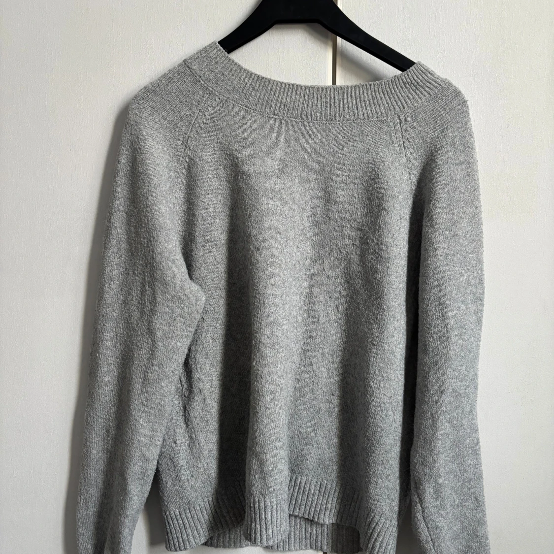 Grå stickad tröja