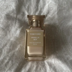 Tom Ford Vanilla Sex 50ml - Upptäck Tom Ford Vanilla Sex Eau de Parfum i en 50 ml flaska. En lyxig parfym med modern känsla, perfekt för dig som vill sticka ut och visa din personlighet. Snygg design som passar in i alla samlingar.