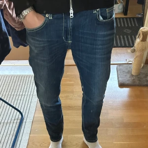 Blå Dondup jeans  - Säljer ett par snygga blå jeans från Dondup, modell Monroe. Passform slim. Bra skick och lite ovanlig modell!😊