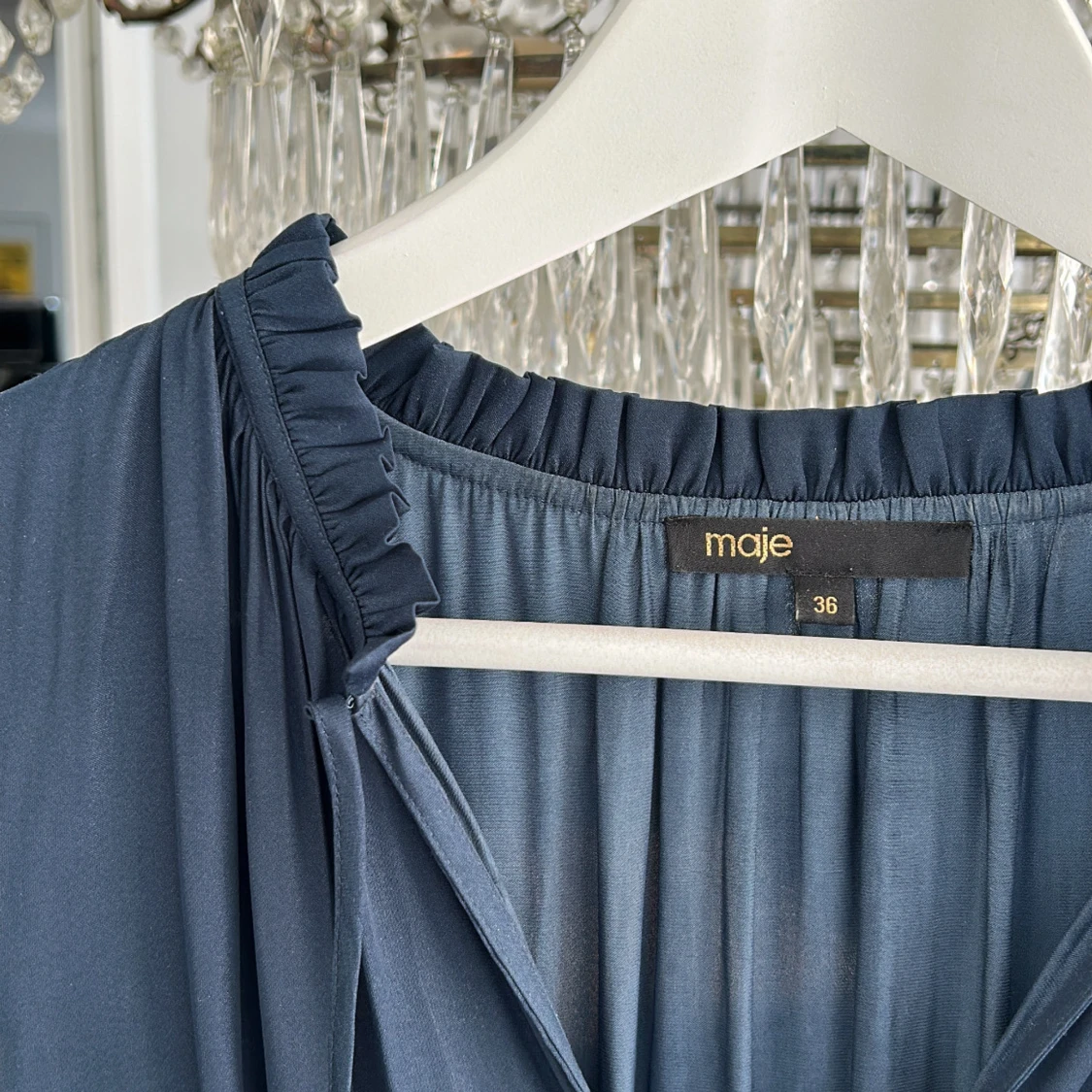 Marinblå volangklänning från Maje - 2