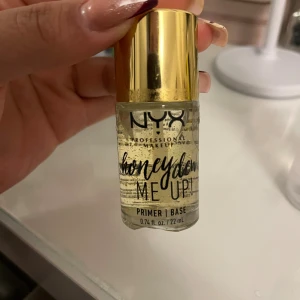 NYX Honey Dew Me Up Primer - NYX Honey Dew Me Up Primer är en genomskinlig med perfekt konsistens för att få sminket att hålla, den rymmer 22 ml💞