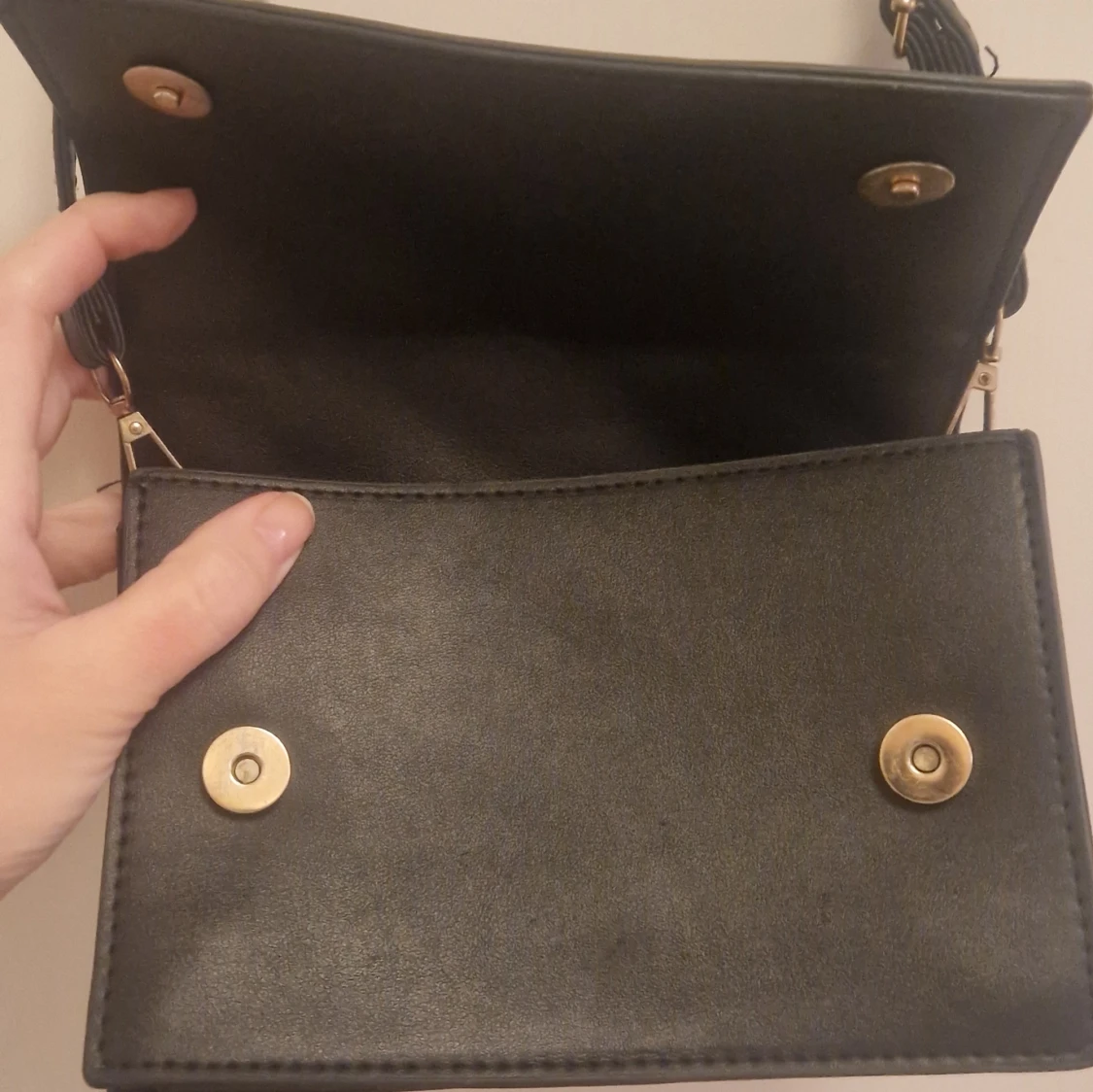 Svart quiltad axelväska i skinnimitation - 1