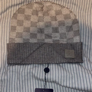 L mössa grå ny modell - Helt ny med tag och plast