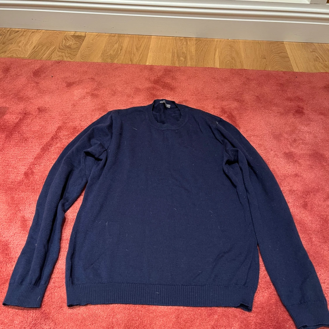 Mörkblå stickad tröja med mockadetaljer från Nikolaj - 1