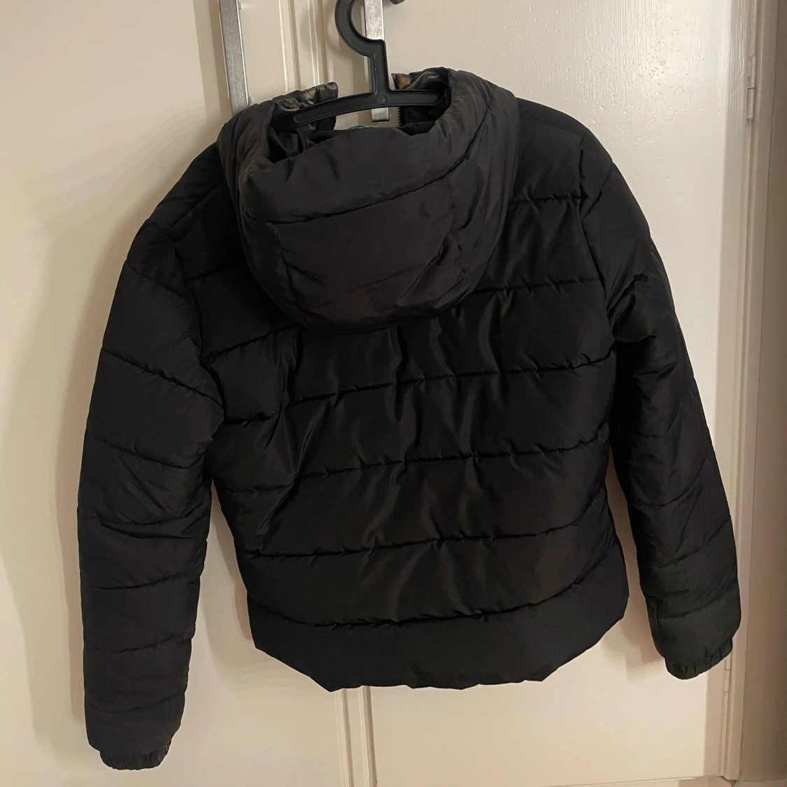Svart pufferjacka med huva  - 1