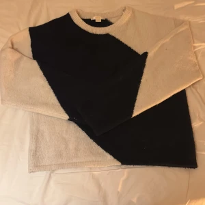 Svart och vit stickad tröja Gina Tricot - Säljer en stickad tröja från Gina Tricot i storlek 170. Tröjan har ett coolt geometriskt mönster i svart och vitt, rund hals och långa ärmar. Perfekt för dig som gillar stilrena kontraster och mjuka material.