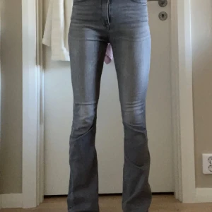 Grå bootcut jeans - Säljer ett par grå jeans med bootcut-modell, materialet är ”stretchigt” alltså sitter det inte stelt mot kroppen! Väldigt snygga och sköna jeans! Jag är 171 cm 