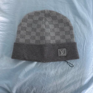 Lui Vuitton mössa  - Säljer en helt ny mössa, aldrig använt den. Säljer den för 1050 om du har några frågor är det bara att höra av sig. 