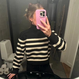 Stickad polo  - Stickad polo från hm, lapp kvar , randig i xs 🩷🩷