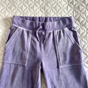 Juicy Couture byxor lila  - Väldigt fint skick, använda några enstaka gånger  En metallbit från snöret har lossnat   95% Polyester  5% Elastan   PS: Kolla in mina andra annonser, upp till 20% rabatt vid köp av flera artiklar och priset går nästan alltid att diskutera!🩷