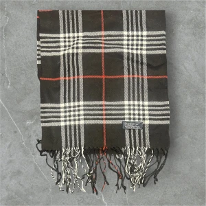 Burberry Halsduk - 💪🏽Skick:Ny utan prislapp   📐Mått:Längd:167cm:Bred:32cm  📎Material:100%Lambswool  📦Skickar alltid inom 24h  💸Köp fler plagg för att få billigare pris  ✅Äkthetsgaranti