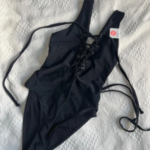 Baddräkt <3 - Snygg baddräkt med snörning från Bik Bok i storlek XS. Ny med prislappar kvar! Nypris 349kr 🖤
