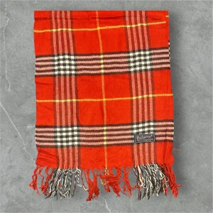 Burberry Halsduk Röd - 💪🏽Skick:Ny utan prislapp   📐Mått:Längd:159cm:Bred:32cm  📎Material:100%Lambswool  📦Skickar alltid inom 24h  💸Köp fler plagg för att få billigare pris  ✅Äkthetsgaranti