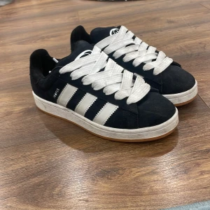 Adidas Campus - Säljer nu ett par adidas Campus i storlek 40. De är i toppen skick men lite smutsiga. Går lätt att rengöra. Har knappt använt de.