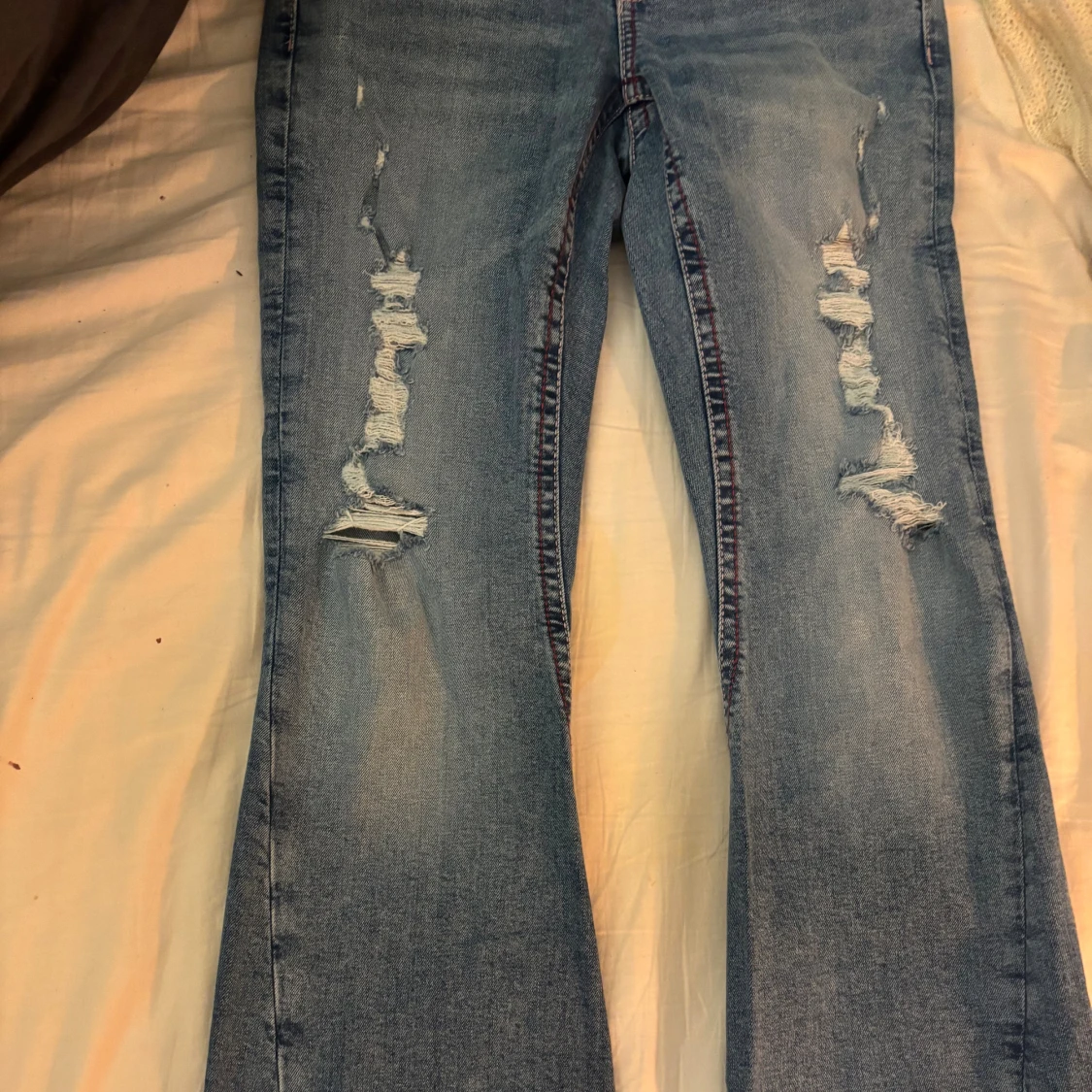 Blå bootcut jeans med Rosa sömmar samt broderade fickor - 2