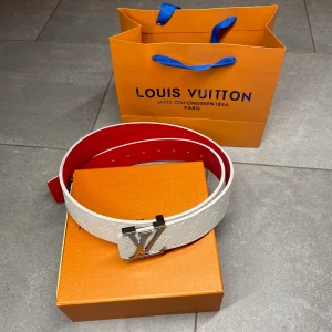 Vitt/Rött Bälte - jätte fräscht skärp! helt nytt. Allt på bilden ingår, kommer även med kort och lite mer!