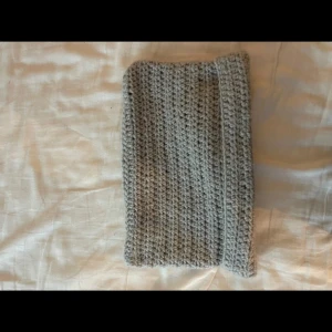 Grå stickad Kattmösa  - En mysig grå stickad halsduk i tubmodell, perfekt att dra över huvudet för extra värme nu när det börjar bli vinter. KÖPT från Plick 🩶