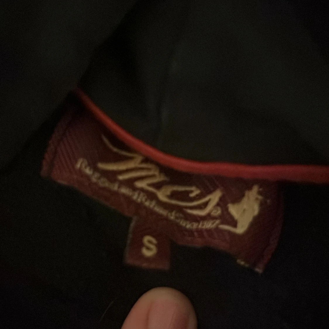 Svart hoodie från MCS med röd logga - 2